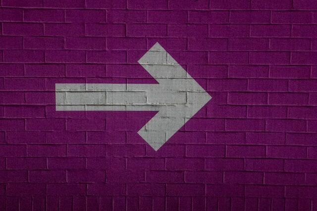 White arrow on purple backgroun pointing right